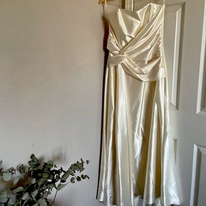 Jessica McClintock Bridal dress in size 10!